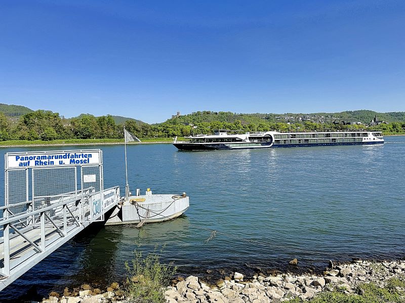 Schifffahrt auf dem Rhein bei Bad Salzig