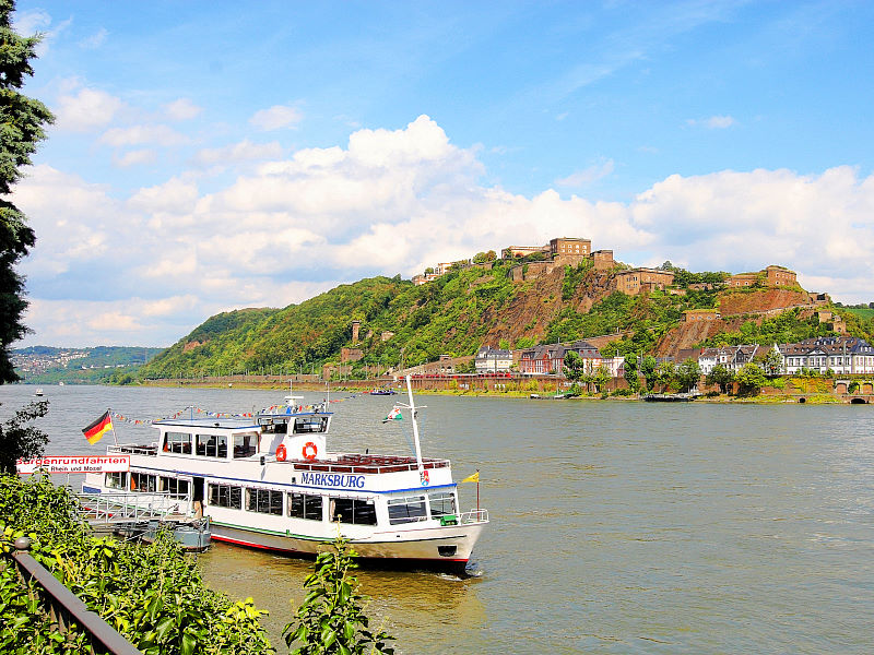 Rheinschiff vor der Festung Ehrenbreitstein bei Koblenz am Rhein